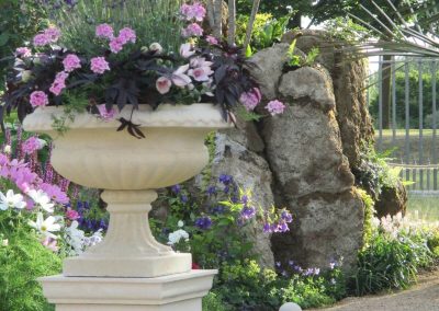 Hampton-court-urn-planted with lavender and pink flowers